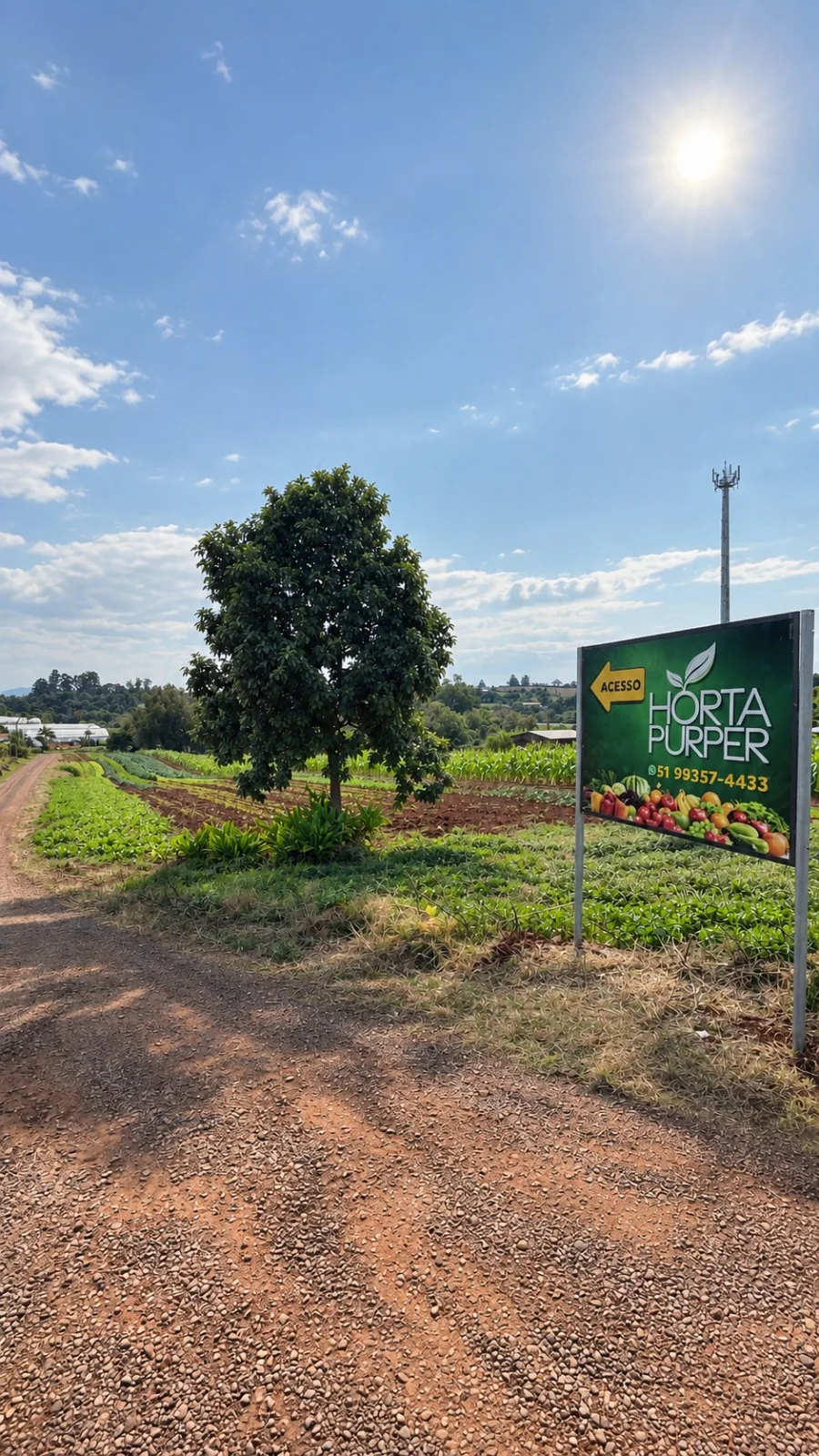 Entrada da propriedade da Horta Purper, com canteiros e placa de identificação